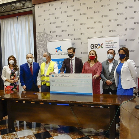 Entrega del cheque simbólico a la Obra Social La Caixa (JAVIER ALGARRA) AYUNTAMIENTO)