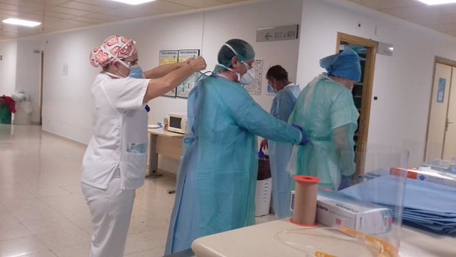 Profesionales del Virgen de las Nieves, con equipos de protección (HOSPITAL VIRGEN DE LAS NIEVES) 