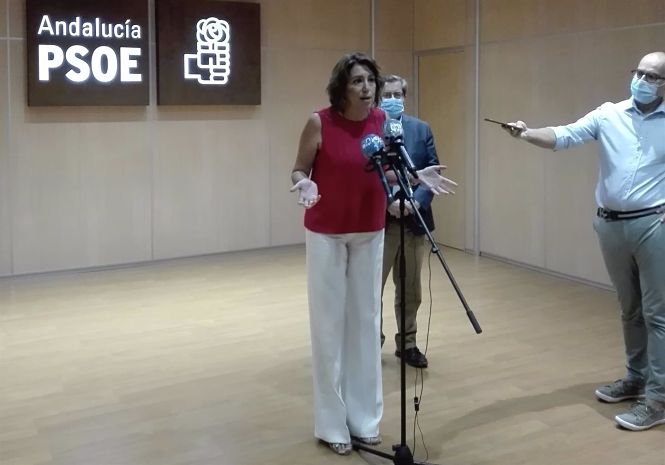 La secretaria general del PSOE-A, Susana Díaz, atiende a los medios en Granada (EUROPA PRESS)