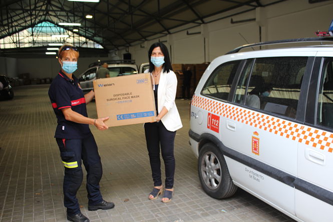 Inmaculada López Calahorro con una caja de mascarillas (SUBDELEGACIÓN)