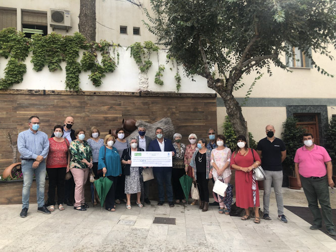 Imagen de la entrega del talón (AYTO. ÓRGIVA)