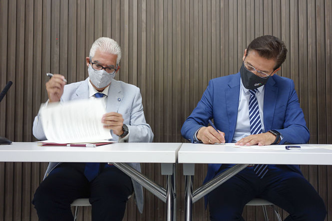 Imagen de la firma del convenio (JAVIER ALGARRA / AYUNTANMIENTO)