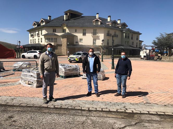 Las autoridades monachileñas visitan las obras en la calle San Bernardo y la Plaza de Andalucía de la urbanización de Pradollano (AYTO. MONACHIL) 