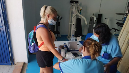 realización de un test del covid-19 (AYTO. ALMUÑÉCAR)