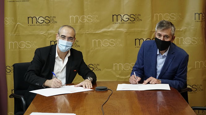 Imagen de la firma del convenio (FMGS) 