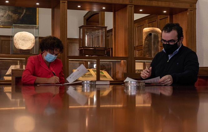 Imagen de la firma del acuerdo (UGR) 