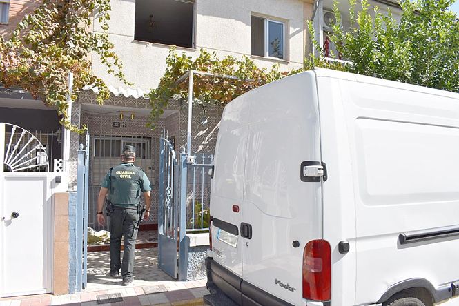 Intervención de la Guardia Civil en el domicilio siniestrado (JAVIER MILENA / ALBOLOTE INFORMACIÓN) 