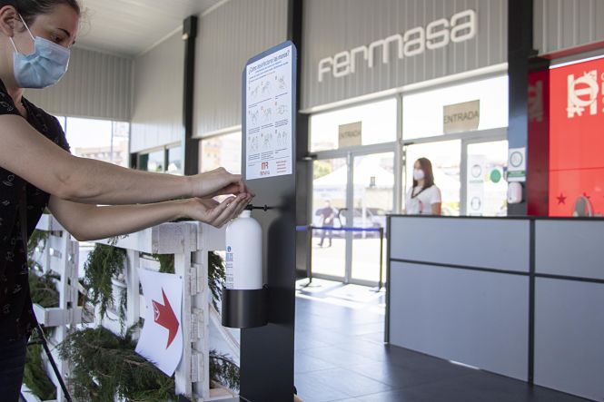Limpieza de manos antes de entrar en Fermasa (FERMASA)