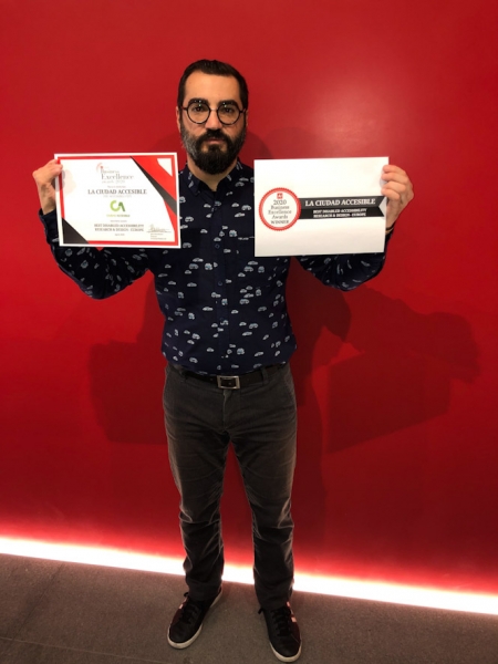 Antonio Tejada posa con el premio (LA CIUDAD ACCESIBLE)