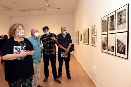 La Diputada de Cultura, Fatima Gómez ha visitado la expocisión (R. MARTÍNEZ / DIPGRA)