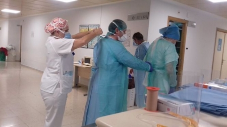 Profesionales del Virgen de las Nieves, con equipos de protección (HOSPITAL VIRGEN DE LAS NIEVES) 