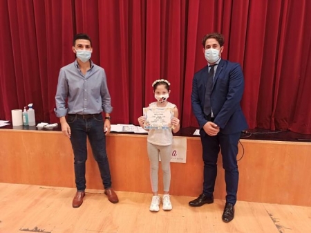 Entrega de premios del concurso de dibujo con los concejales de Cultura y Fiestas de Otura (AYTO. OTURA) Entrega de premios del concurso de dibujo con los concejales de Cultura y Fiestas de Otura (AYTO. OTURA)