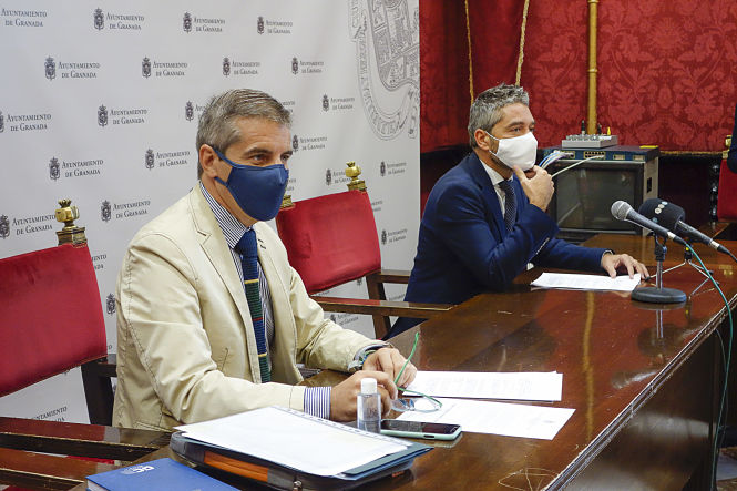 César Díaz y Manuel Olivares en reuda de prensa (JAVIER ALGARRA / AYUNTAMIENTO)