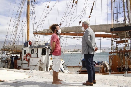 El presidente del puerto de Motril y el primer oficial de cubierta junto al velero (PUERTO DE MOTRIL) 