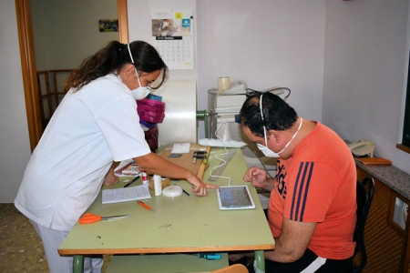 Un usuario del centro realizando sus tareas (AYTO. ALBOLOTE)