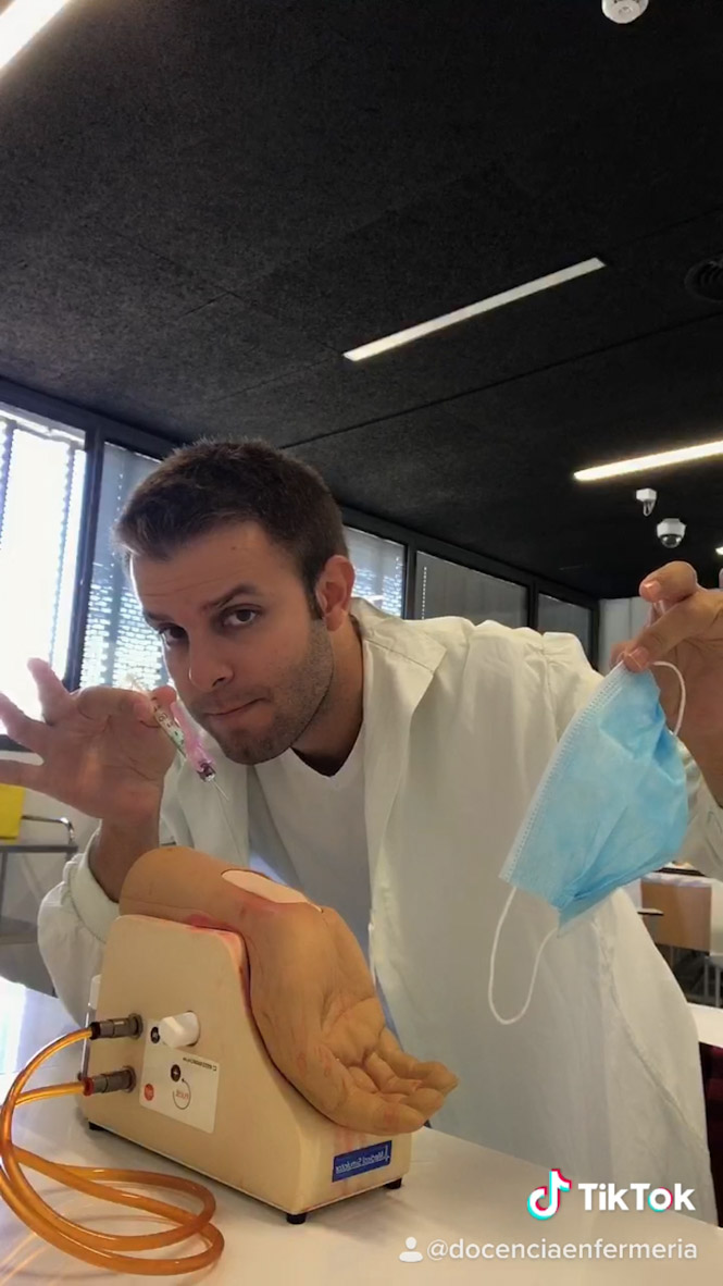 El profesor José Luis Gómez Urquiza, en su cuenta de TikTok (UGR)