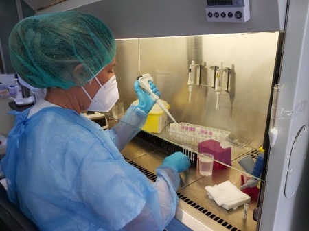 Una profesional del servicio de Microbiología del HUC procesa una prueba PCR (GOBIERNO DE CANARIAS)