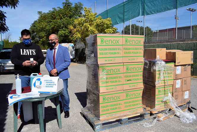 el alcalde de Albolote, Salustiano Ureña y el concejal de Deportes, Juan José Martínez junto al material higienico adquirido por el Ayuntamiento (AYTO. ALBOLOTE)