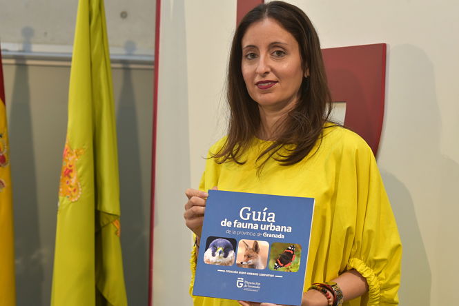 La diputada de Medio Ambiente y Protección Animal, María del Carmen Fernández con la guia medioambiental (M. MUÑOZ / DIPGRA)