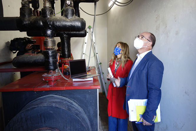 Eva Martín ha visitado la climatización de un colegio (JAVIER ALGARRA / AYUNTAMIENTO)