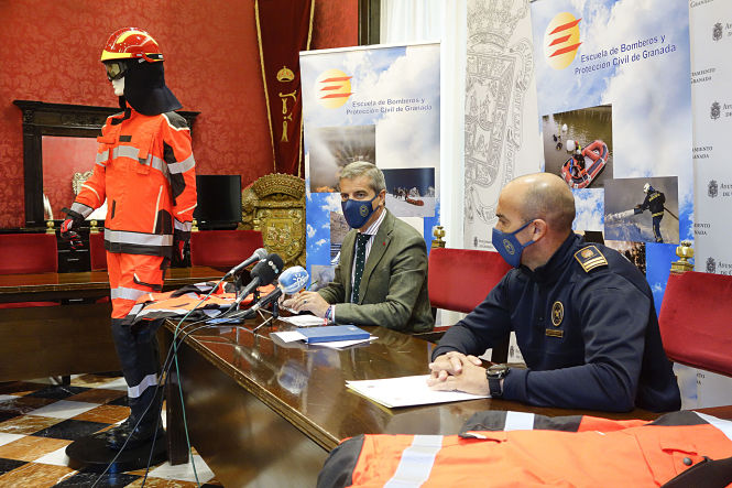 Presentación del nuevo traje de los bomberos (JAVIER ALGARRA / AYUNTAMIENTO)