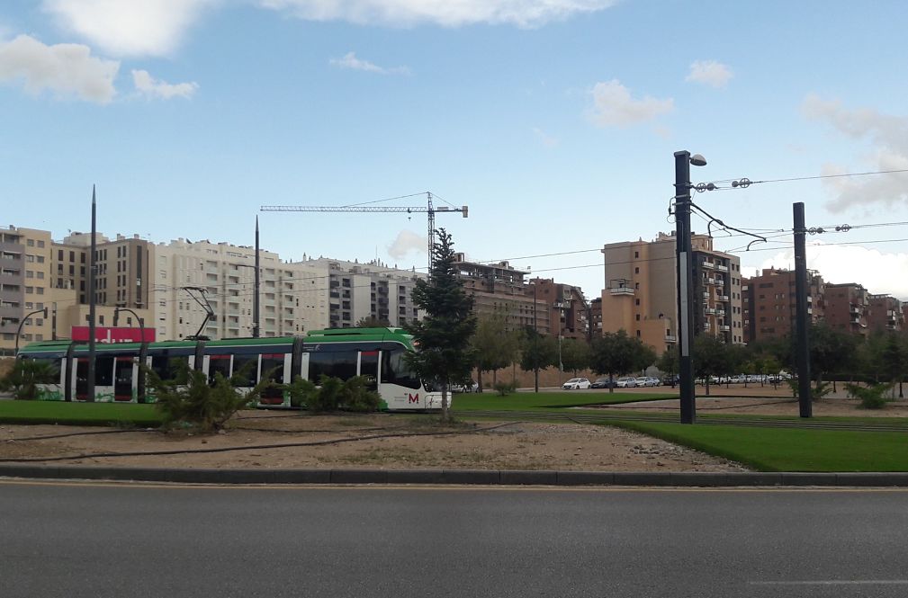 Metro Granada a su paso por una glorieta (JUNTA)
