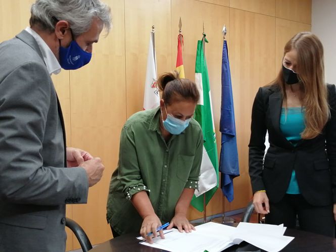 Imagen de la visita de la Delegada de Empleo a la Alpujarra (JUNTA)