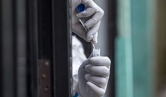 Un sanitario guarda una muestra para realizar un test. (JUNTA DE ANDALUCÍA)