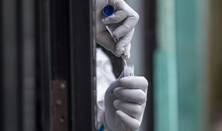 Un sanitario guarda una muestra para realizar un test. (JUNTA DE ANDALUCÍA) Un sanitario guarda una muestra para realizar un test. (JUNTA DE ANDALUCÍA)