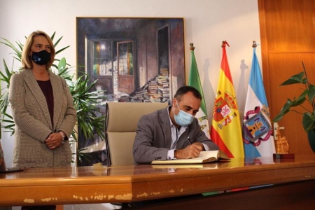 Francisco Rodríguez firma en el libro de honor de Motril ( PP)