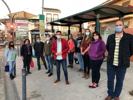 Miembros del PSOE en la parada de Bus de Las Gabias (PSOE)