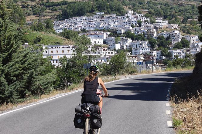 Turista en bicicleta en la provincia (DIPUTACIÓN DE GRANADA)