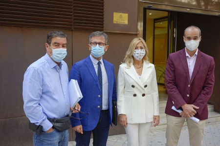 Foto de familia tras la firma del convenio (JAVIER ALGARRA / AYUNTAMIENTO)