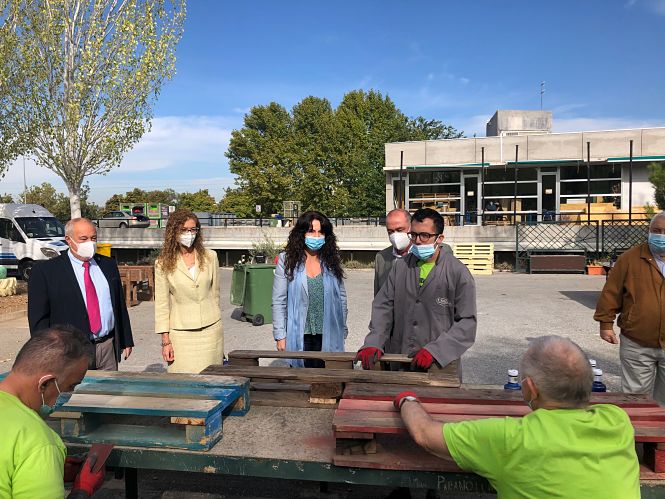 Imagen de la visita de Rocío Ruiz a Asprogrades (JUNTA)