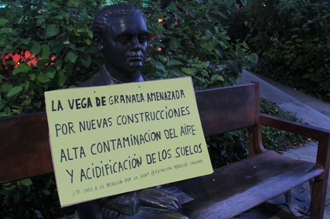 Pancarta sobre la estatua de Federico García Lorca (XR GRANADA)
