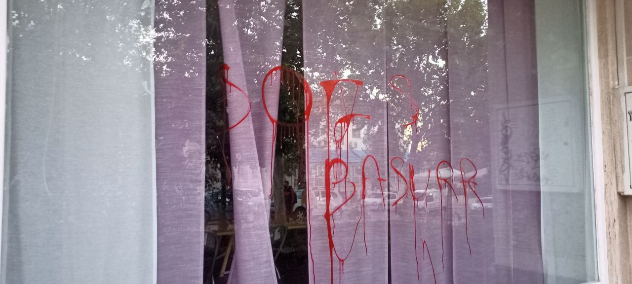 Pintadas en la sede de Podemos Granada (PODEMOS)