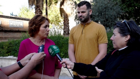 Mari Carmen Pérez y Chus Fernández atienden a los medios (IU) Mari Carmen Pérez y Chus Fernández atienden a los medios (IU)