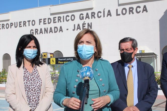 La delegada del Gobierno de España en Andalucía, Sandra García, junto al aeropuerto de Granada (SUBDELEGACIÓN DEL GOBIERNO EN GRANADA)