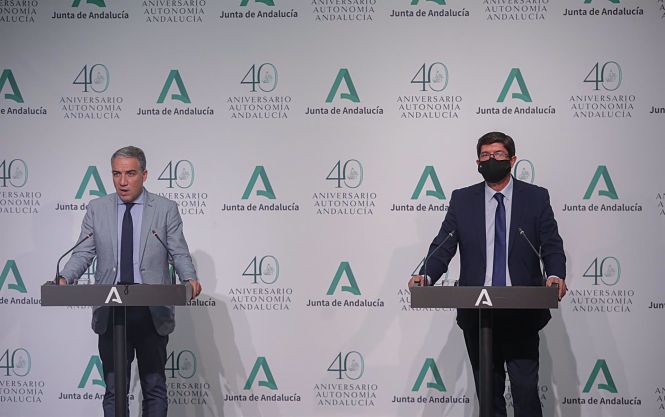 El vicepresidente de la Junta de Andalucía, Juan Marín (d), junto al consejero de Presidencia, Elias Bendodo (i), en la rueda de prensa posterior a la reunión del Consejo de Gobierno (MARÍA JOSÉ LÓPEZ / EUROPA PRESS)