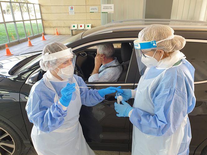 Toma de una muestra en el AutoCovid (HUSC)