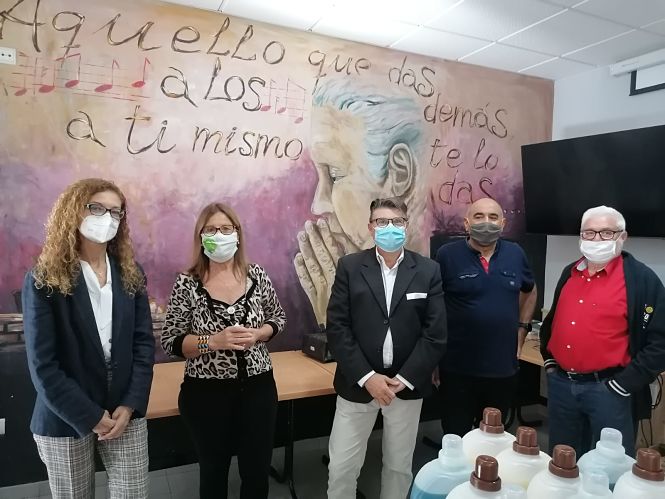 La delegada de Igualdad, Políticas Sociales y Conciliación, Ana Berrocal, junto al Director General de Servicios Sociales, Francisco José Vidal Mazo, y los distintos representantes de dicha asociación (JUNTA)