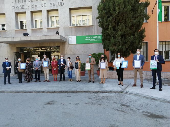 Los dirigentes de los Centro de Salud muestran los certificados (JUNTA)