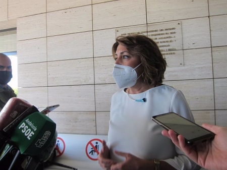 La secretaria general del PSOE-A, Susana Díaz, atendiendo a los medios de comunicación (EUROPA PRESS) 