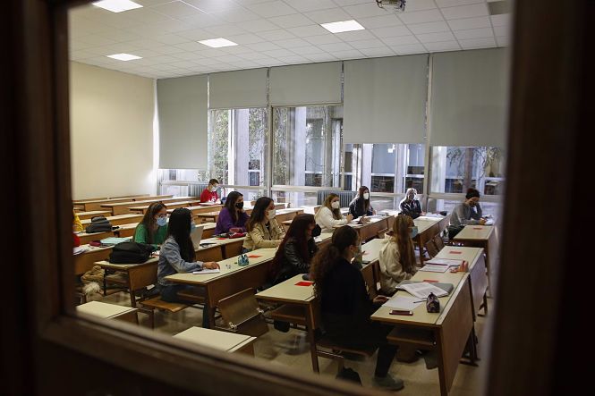 Ambiente en la Facultad de Empresariales de la Universidad de Granada tras conocerse las restricciones sanitarias para la Covid-19 (ÁLEX CÁMARA - EUROPA PRESS) 
