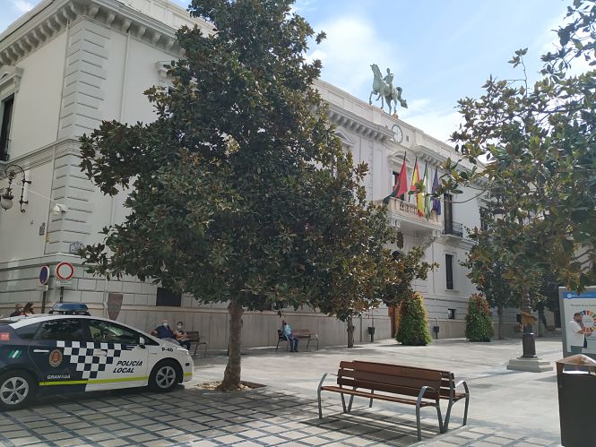 Coche de la Policía Local en la Plaza del Carmen (MÁS GRANADA)