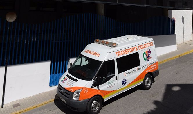 Una ambulancia (JUNTA DE ANDALUCÍA) 