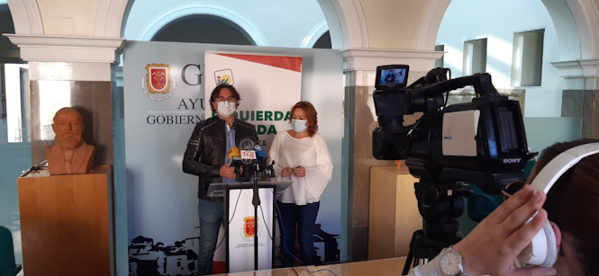 Manuel Ortiz y Mari Carmen Pérez en rueda de prensa (IU)