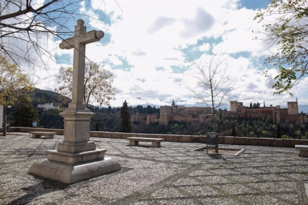 Mirador de San Nicolas con la Alhambra al fondo (ÁLEX CÁMARA - EUROPA PRESS)