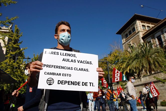 Cabecera de la manifestación contra la suspensión de las clases presenciales en la UGR (ÁLEX CÁMARA-EUROPA PRESS)