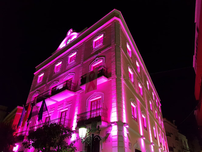 Ayuntamiento de Almuñécar iluminado de rosa (AYTO. ALMUÑÉCAR)